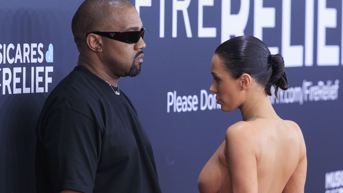 El rapero Kanye West y su esposa Bianca Censori en la alfombra roja de los Premios Grammy 2025