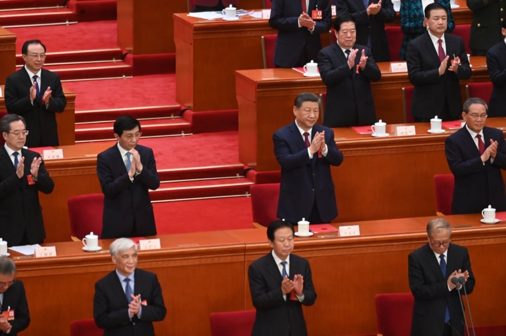 Xi Jinping -en el centro- junto a otros dirigentes en un congreso en Pekín.