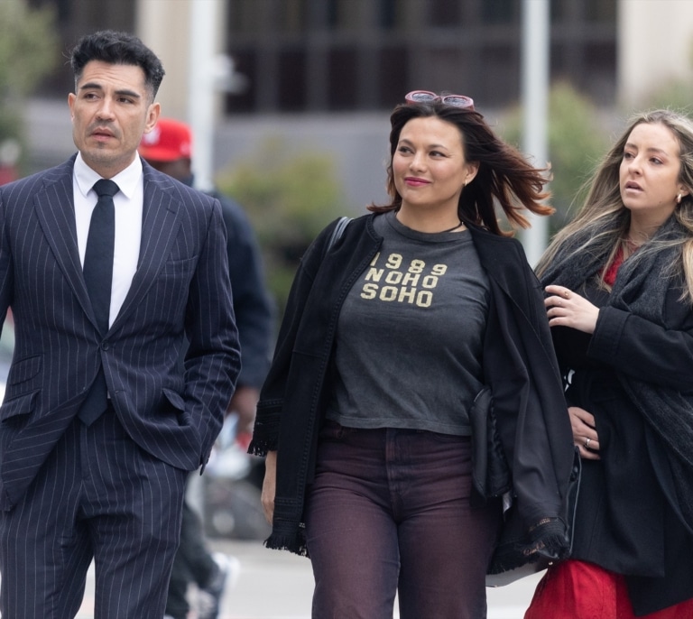 Mouliaá le da su teléfono al juez mientras Errejón espera a que se resuelva un recurso para entregar el suyo