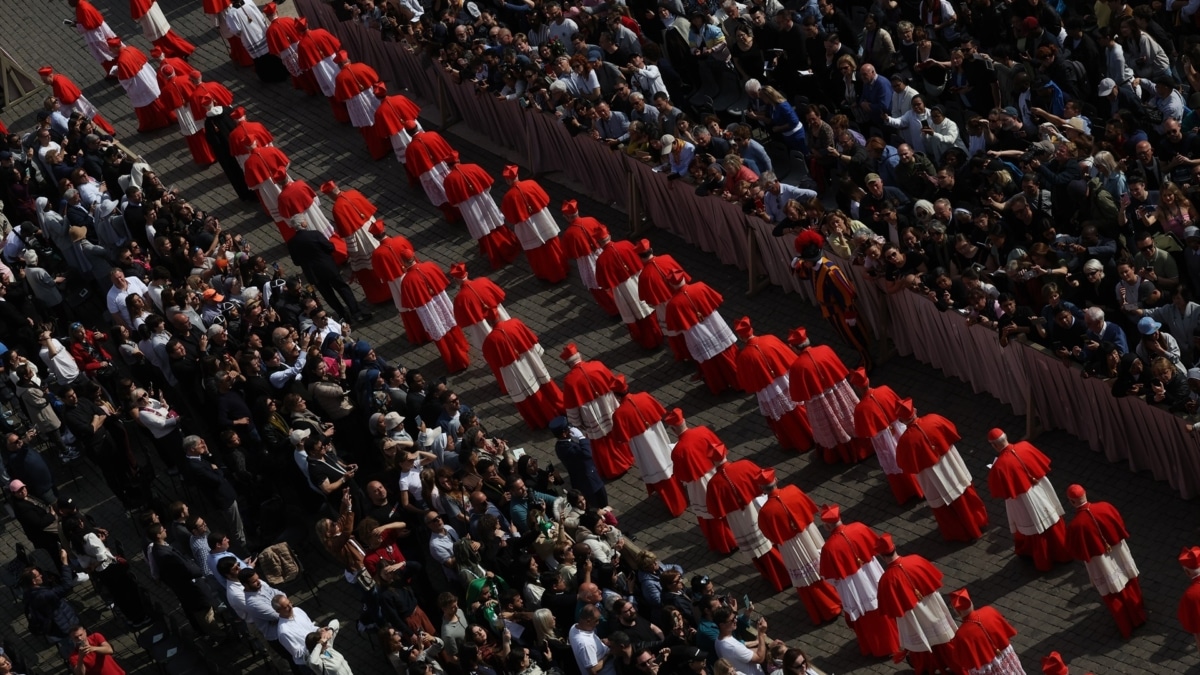 Los cardenales siguen al féretro del Papa Francisco a la entrada de San Pedro.