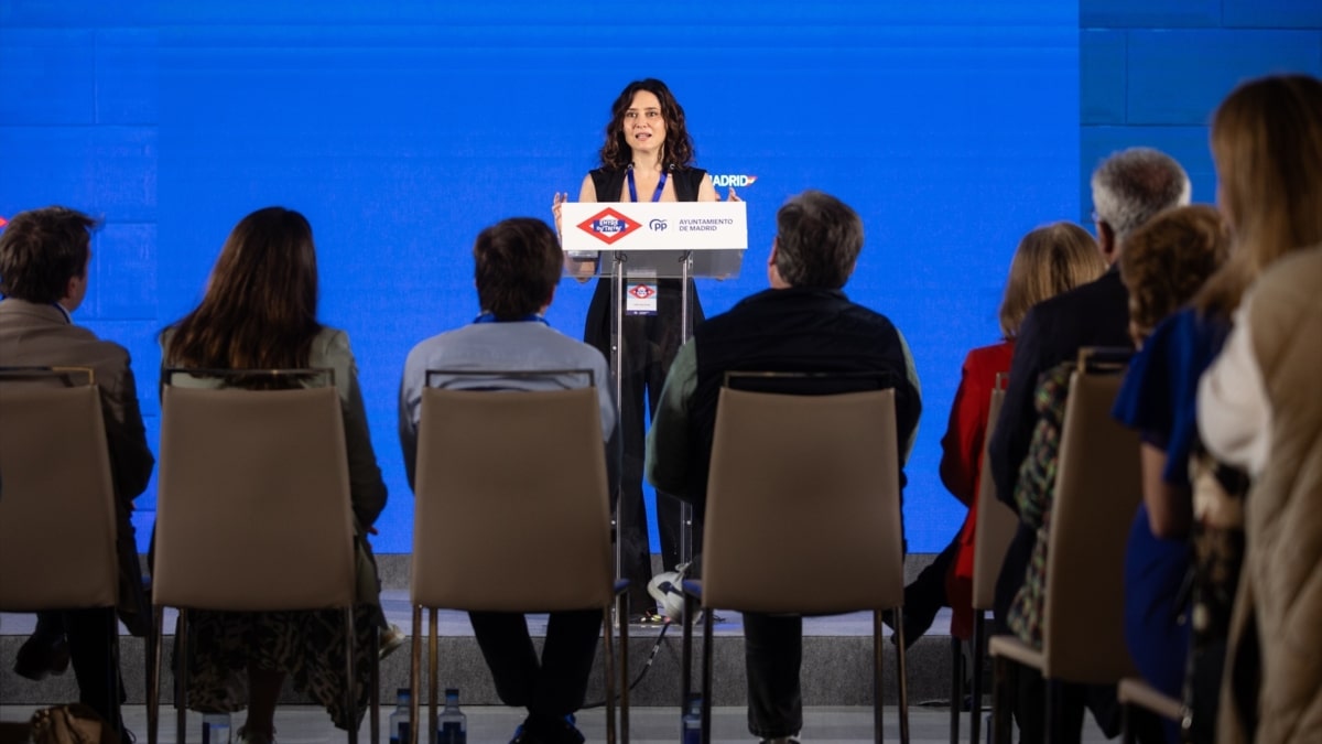 Ayuso ataca al Gobierno por la desastrosa gestión de un país que no puede "apagarse a la venezolana"