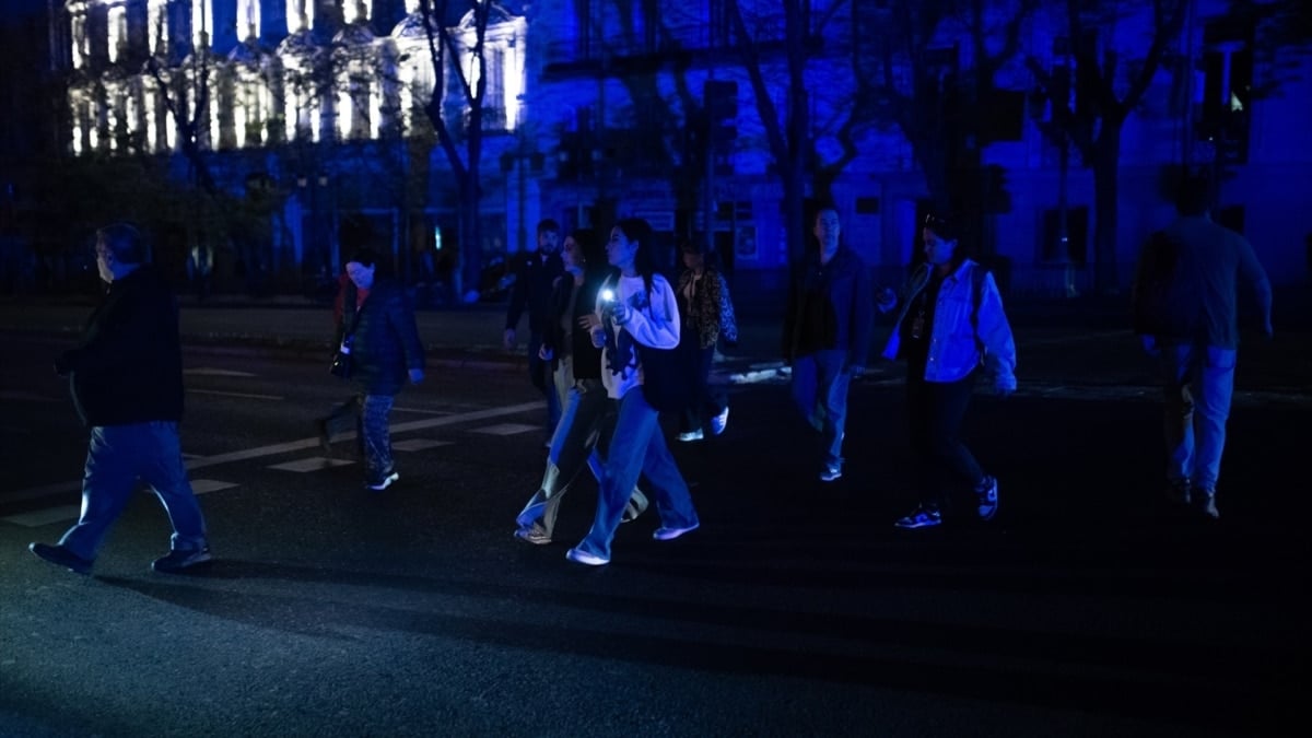 Edificio iluminado en pleno apagón