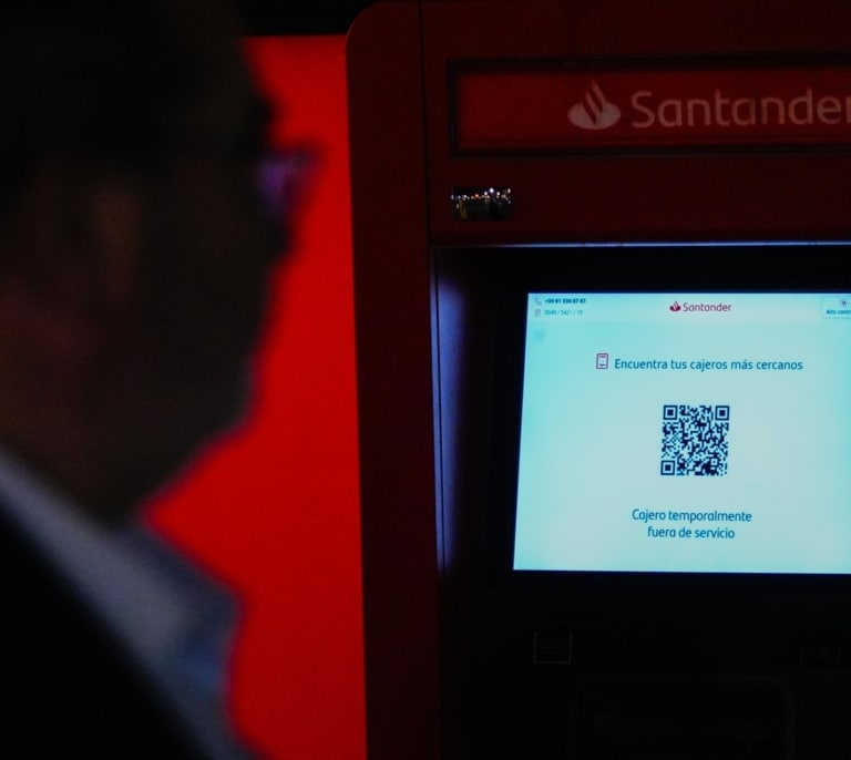 Los cajeros vuelven a la normalidad, aunque los bancos supervisan la situación