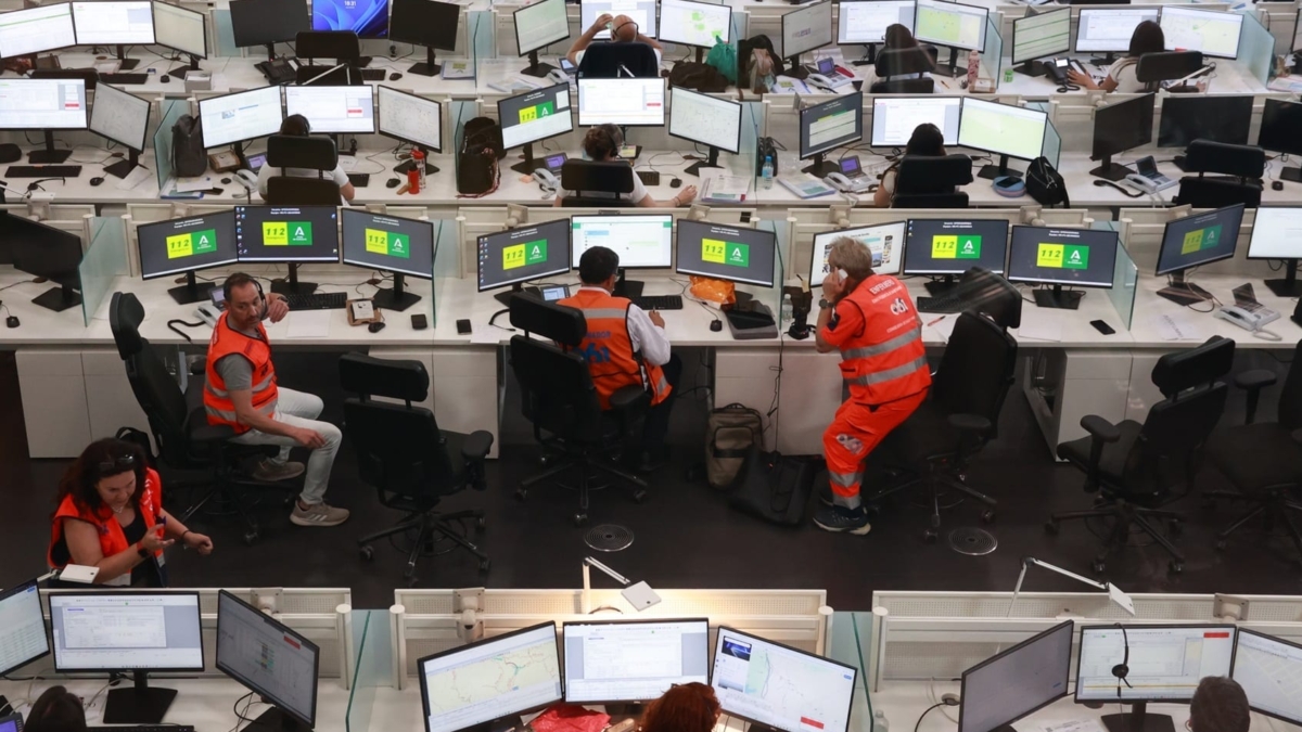 El Centro de Coordinación de Emergencias 112 de Andalucía durante el apagón.