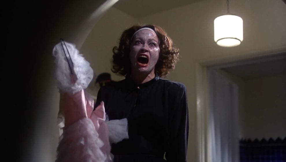 El momento de 'Mommie Dearest' en el que Joan Crawford, interpretada por una Faye Danaway muy metida en su papel, acorrala a la pequeña Christina al grito de "No wire hangers!" –"¡perchas de alambre no!"– ha pasado a la historia del 'camp' cinematográfico.