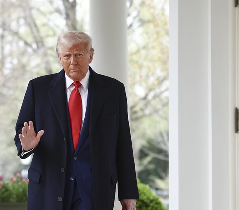 Trump redobla la presión amenazando a China con subir los aranceles hasta el 104% si no retira sus medidas de respuesta