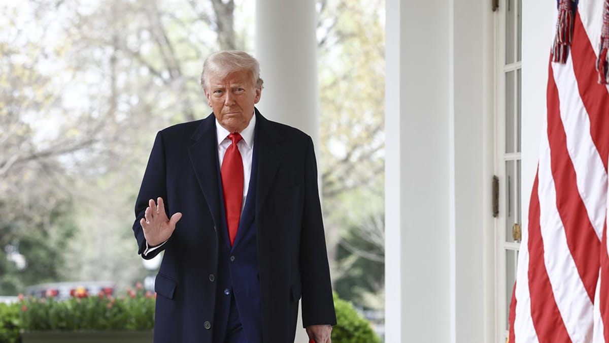 El presidente de Estados Unidos, Donald Trump, llega para anunciar aranceles recíprocos contra los socios comerciales de Estados Unidos en el jardín de rosas de la Casa Blanca.