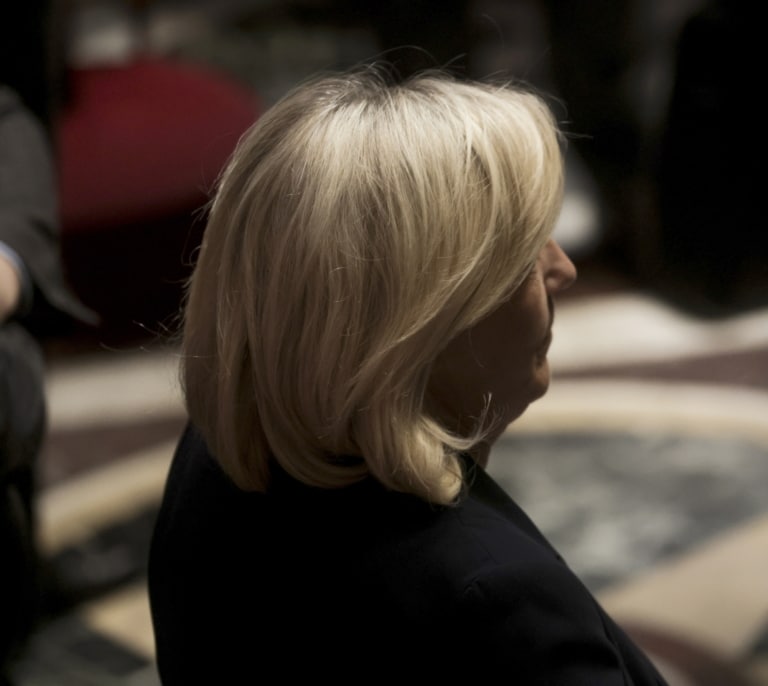 Francia sin rumbo: hasta el primer ministro pone en duda la inhabilitación inmediata de Marine Le Pen