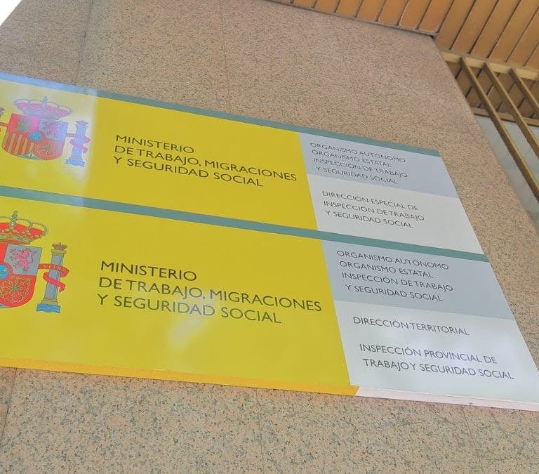La nueva ley que sanciona a los funcionarios por llegar tarde