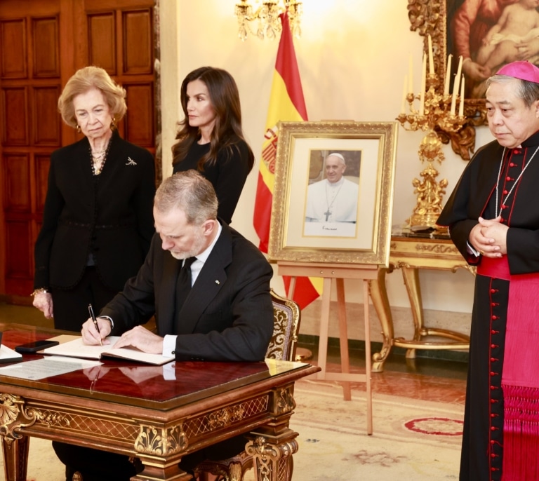 Sánchez no asistirá al funeral del Papa Francisco, al que los Reyes acudirán acompañados de Montero, Díaz, Bolaños y Feijóo