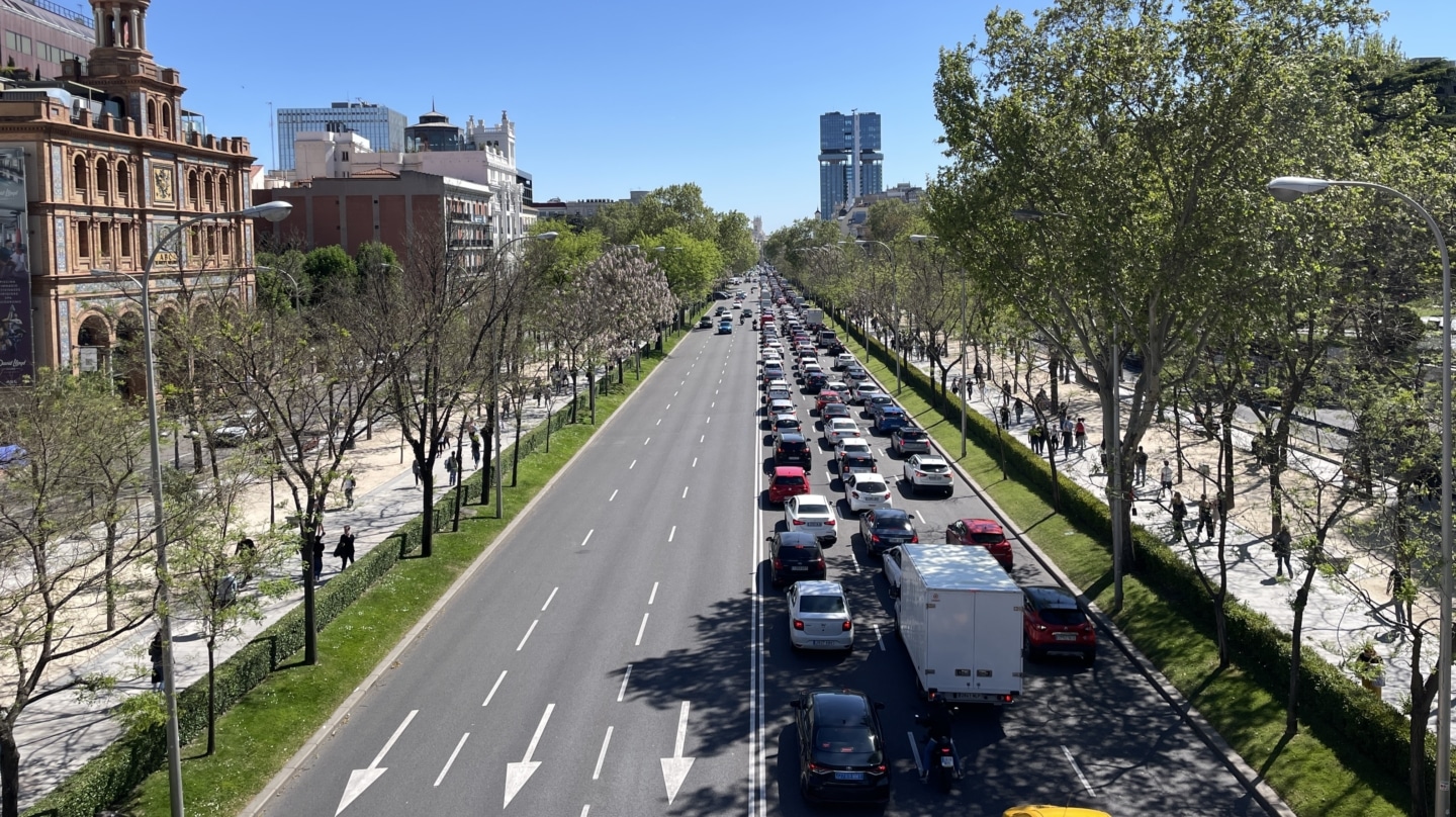 Imagen del paseo de la Castellana a las cinco de la tarde del lunes del apagón.