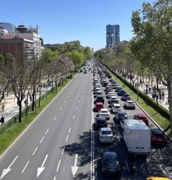 Cerveza, maletas y generadores: paseo por el soleado Madrid del apagón