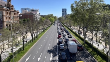 Cerveza, maletas y generadores: paseo por el soleado Madrid del apagón