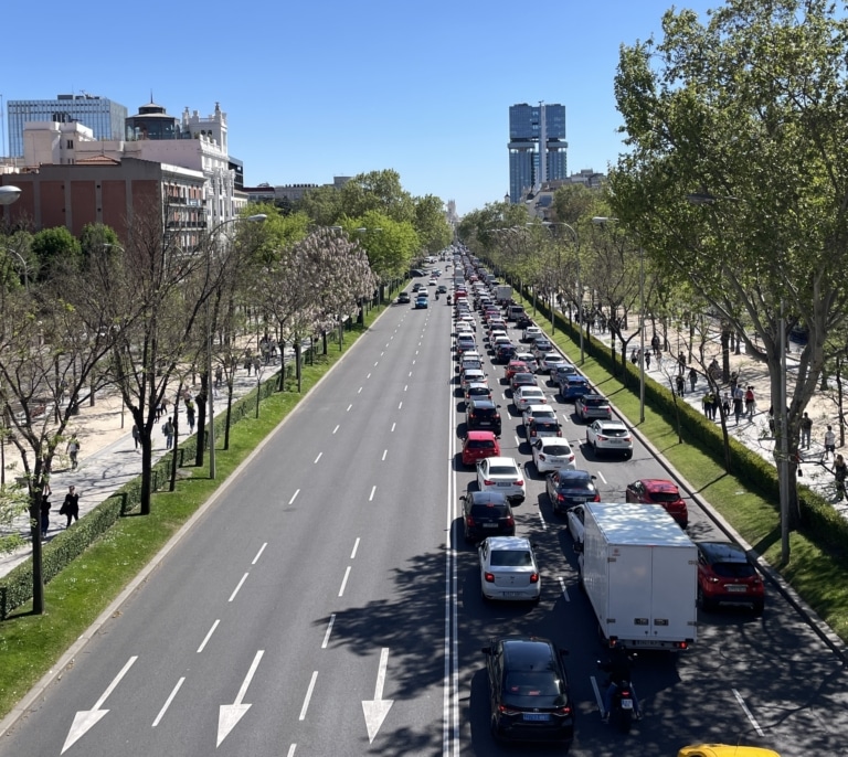 Cerveza, maletas y generadores: paseo por el soleado Madrid del apagón
