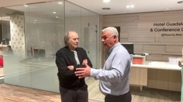 Joan Manuel Serrat, entre los evacuados del tren a Guadalajara tras el apagón