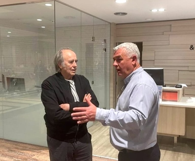 Joan Manuel Serrat, entre los evacuados del tren a Guadalajara tras el apagón