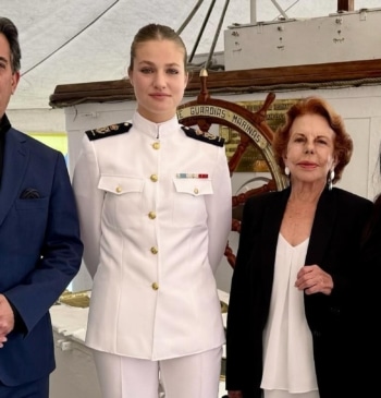 Leonor recibe a los Vargas Llosa a bordo del Juan Sebastián Elcano