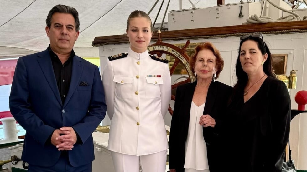 La princesa Leonor en la cubierta del Juan Sebastián Elcano con la viuda y dos de los hijos de Mario Vargas Llosa, Gonzalo y Morgana.