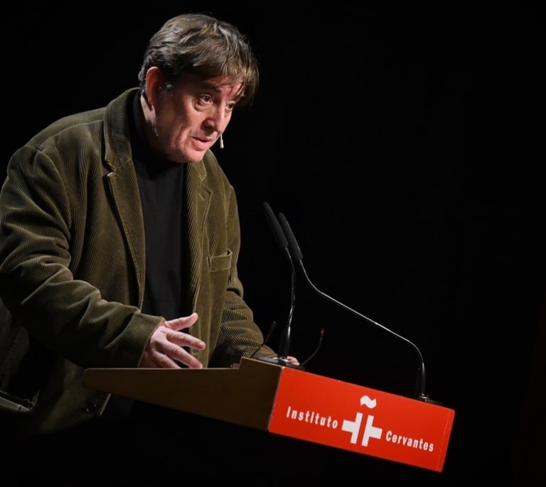 Illa apoya a García Montero con el 'renacido' Premio Blanquerna en plena polémica con la RAE