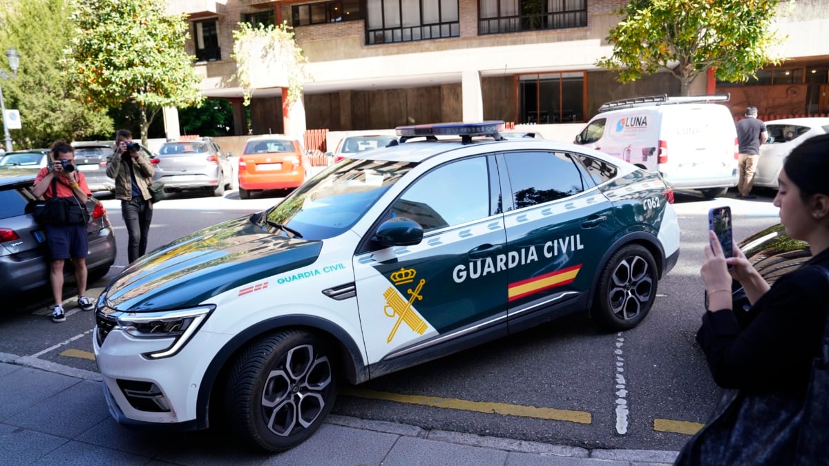 Llegada a Audiencia Provincial del padre y madre de los niños en dos coches distintos.