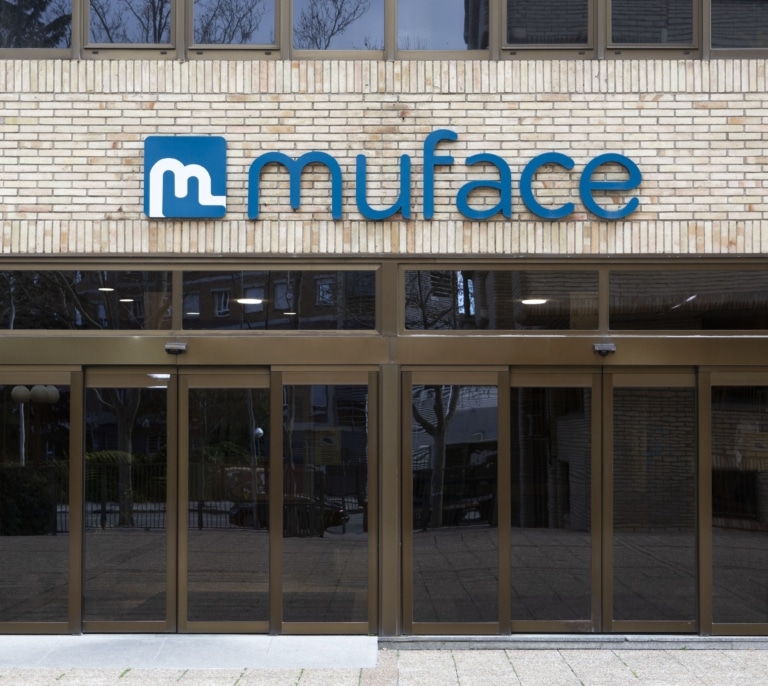 Muface firma con Adeslas y Asisa el concierto para la sanidad de los funcionarios tras medio año de incertidumbre