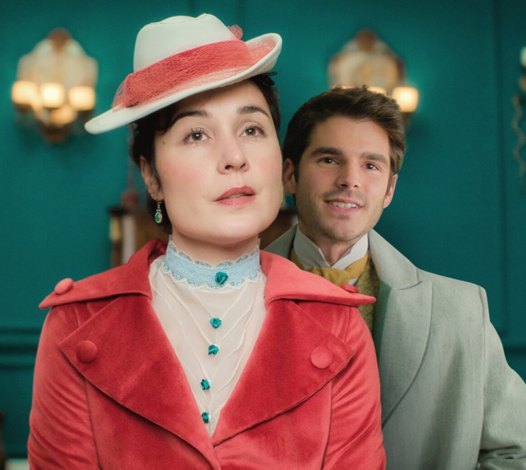 Gema R. Neira, la guionista del 'Manual para señoritas' de Netflix, sobre la comparación con 'Los Bridgerton', la infidelidad a la época y la contradicción del amor romántico