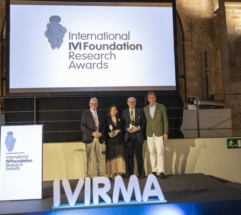 La periodista Mayte Rius y los investigadores Nick Macklon y Johan Smith, premiados por sus aportaciones a la medicina reproductiva