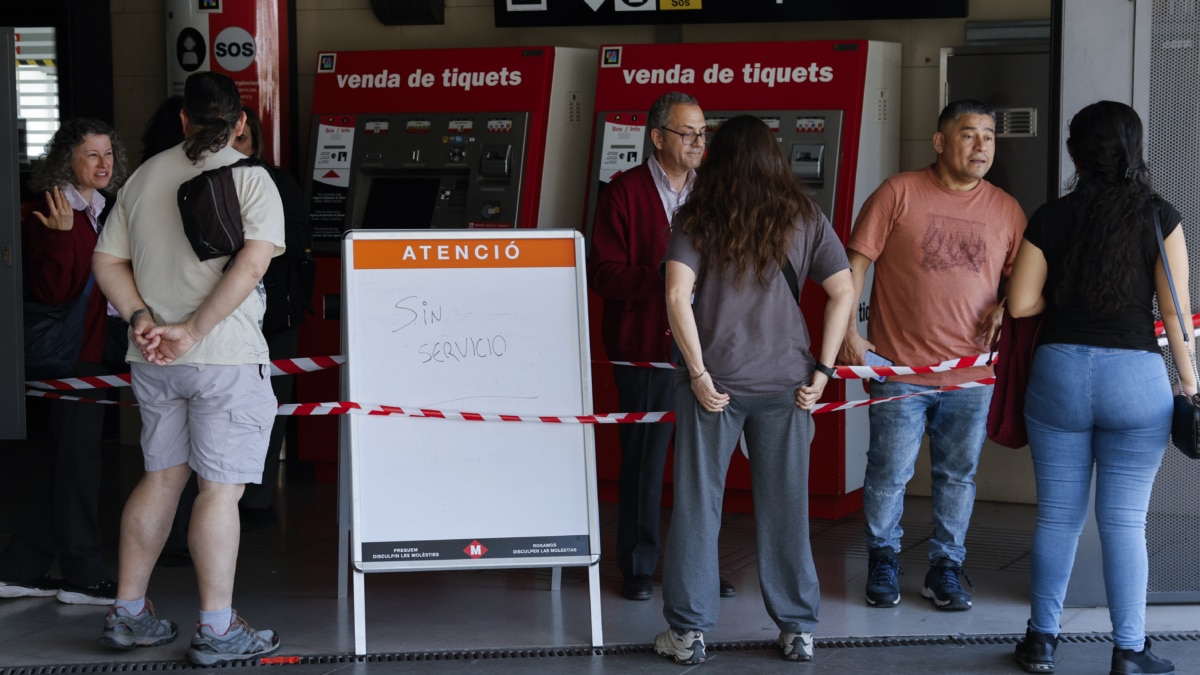 El corte de suministro eléctrico que afecta este lunes a España ha dejado sin servicio el metro y todas las líneas de ferrocarril en Barcelona