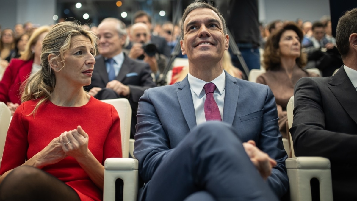 El presidente del Gobierno, Pedro Sánchez, y la vicepresidenta segunda del Gobierno, Yolanda Díaz, en la entrega de los 'XI Premios Cepyme 2024', en marzo