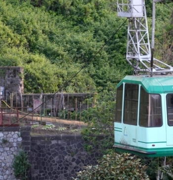 Mueren cuatro personas al caer un teleférico en Nápoles