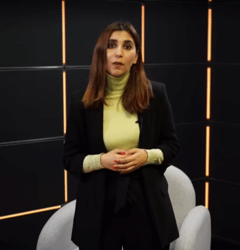 Podemos rescata a Dina Bousselham tras la operación para borrar su pasado [...]
