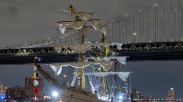 Un buque choca contra el puente de Brooklyn en Nueva York: dos muertos y una veintena de heridos