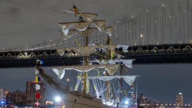 Un buque choca con el puente de Brooklyn en Nueva York: dos muertos y una veintena de heridos