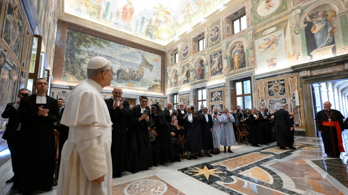 CIUDAD DEL VATICANO, 15/05/2025.- El papa León XIV durante la audiencia a los representantes de la congregación de los Hermanos de las Escuelas Cristianas, este jueves. El pontífice alertó en su discurso de la falta de escucha a los jóvenes en la familia y en la escuela, a veces entre los mismos compañeros, lo que deriva en "soledad". EFE/Vatican Meida/Simone Risoluti **SOLO USO EDITORIAL/SOLO DISPONIBLE PARA ILUSTRAR LA NOTICIA QUE ACOMPAÑA (CRÉDITO OBLIGATORIO)***