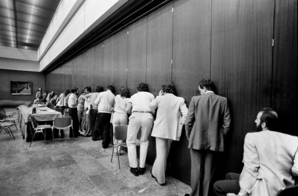 Periodistas tratan de escuchar la reunión a puerta cerrada del Consejo político de la UCD en el Hotel Convención de Madrid (1982).