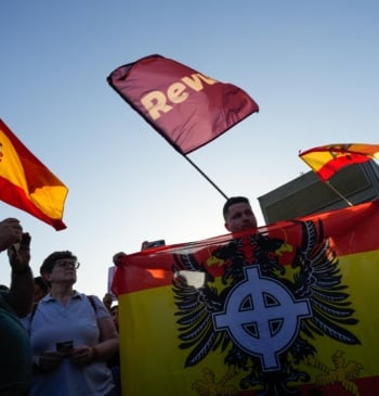 Cientos de personas se reúnen en Moncloa para reclamar la dimisión de [...]