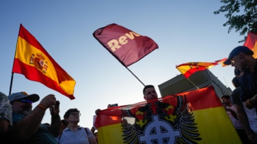 Cientos de personas se reúnen en Moncloa para reclamar la dimisión de Sánchez