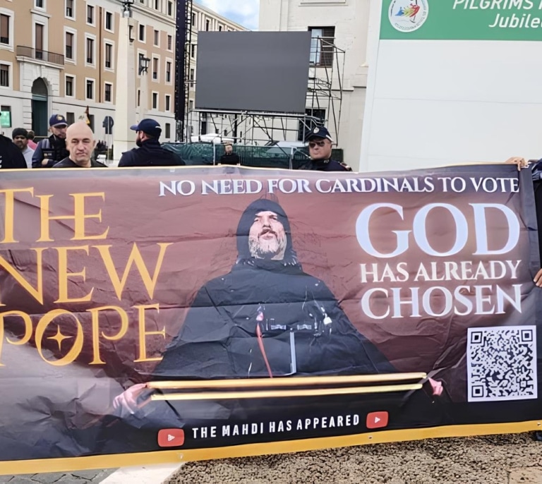 Un español, detenido en el Vaticano por un pancarta que ensalzaba el islam