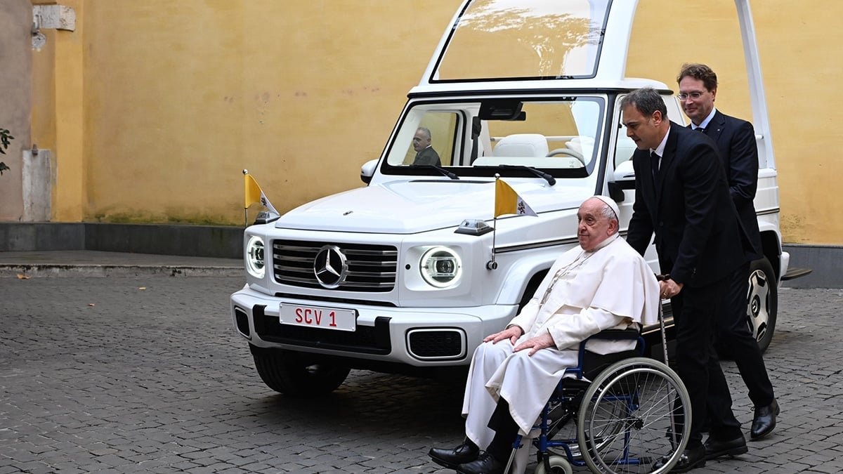 Francisco I con su Papamóvil en 2025