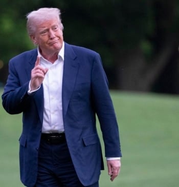 Trump ofrece mil dólares a los migrantes sin papeles que se ofrezcan [...]