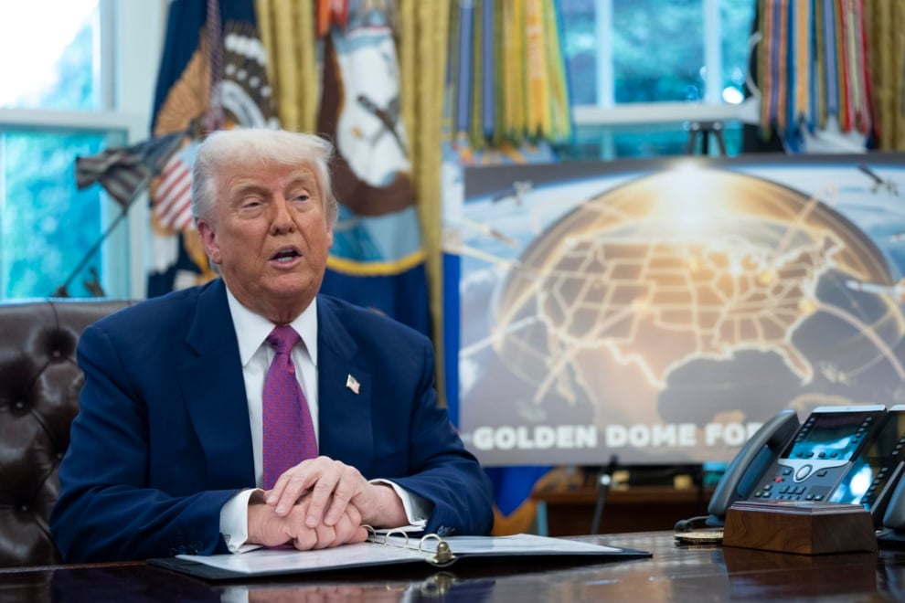 Trump anuncia que Estados Unidos construirá una "cúpula dorada" para protegerse de misiles, en el Despacho Oval.