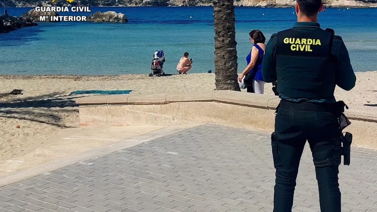 Guardia Civil salva a un turista que se lanzó al mar tras ingerir alcohol y drogas