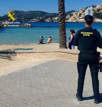 Guardia Civil salva a un turista que se lanzó al mar tras [...]