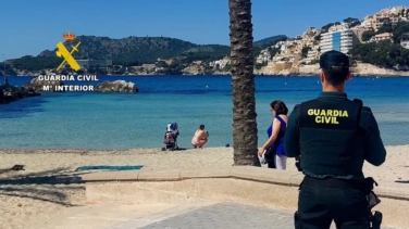 Guardia Civil salva a un turista que se lanzó al mar tras ingerir alcohol y drogas