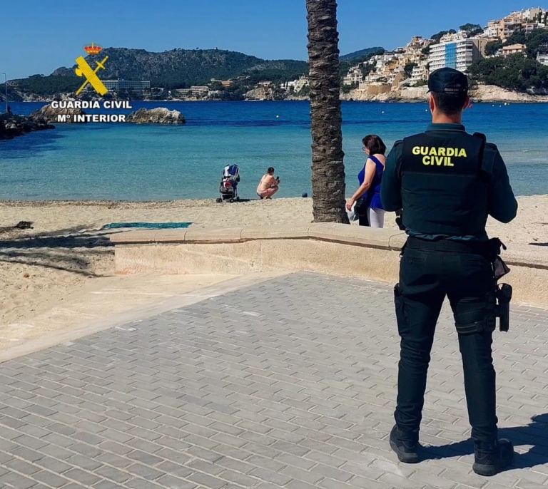 Guardia Civil salva a un turista que se lanzó al mar tras ingerir alcohol y drogas