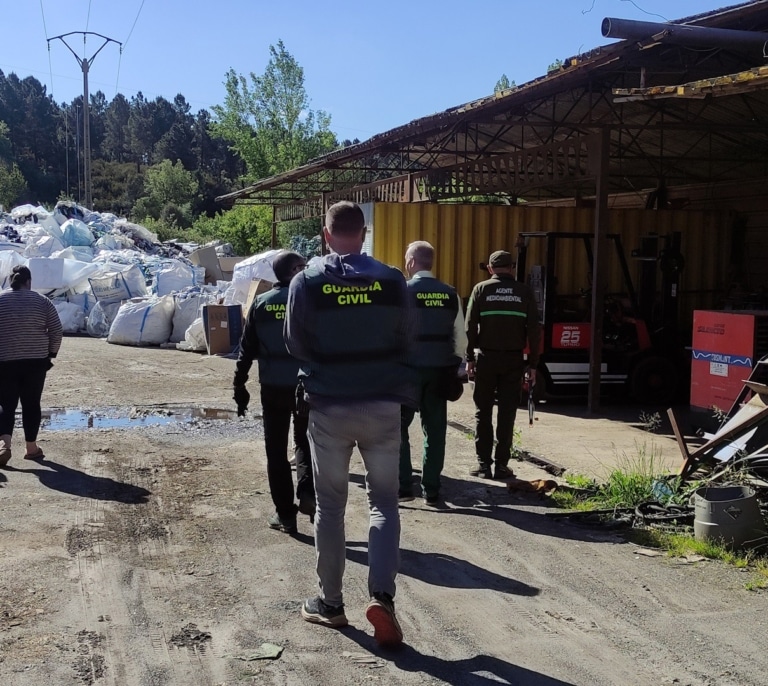 La Guardia Civil desmantela una banda de tráfico de residuos internacionales