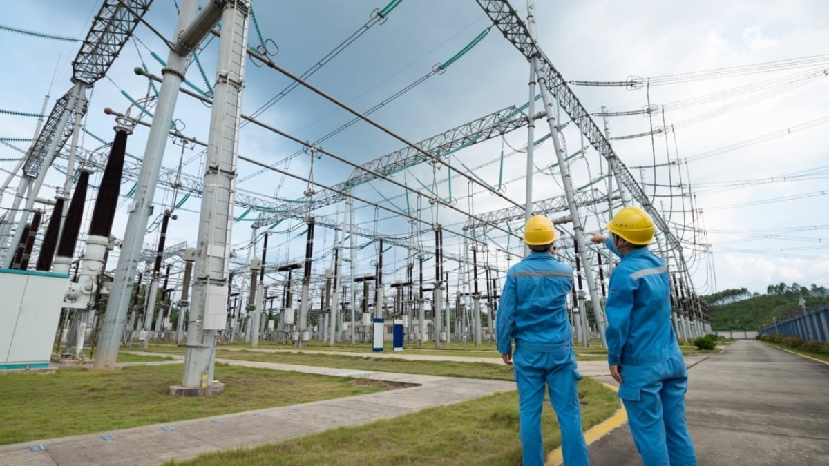 Dos operarios ante una instalación eléctrica.