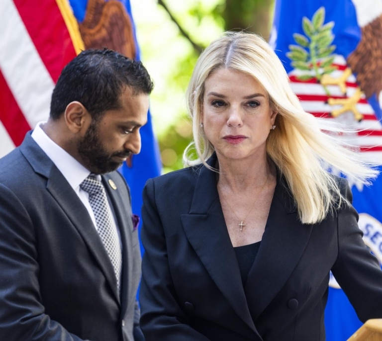 La fiscal general de EEUU vendió un millón de dólares en acciones el día que Trump anunció su plan de aranceles