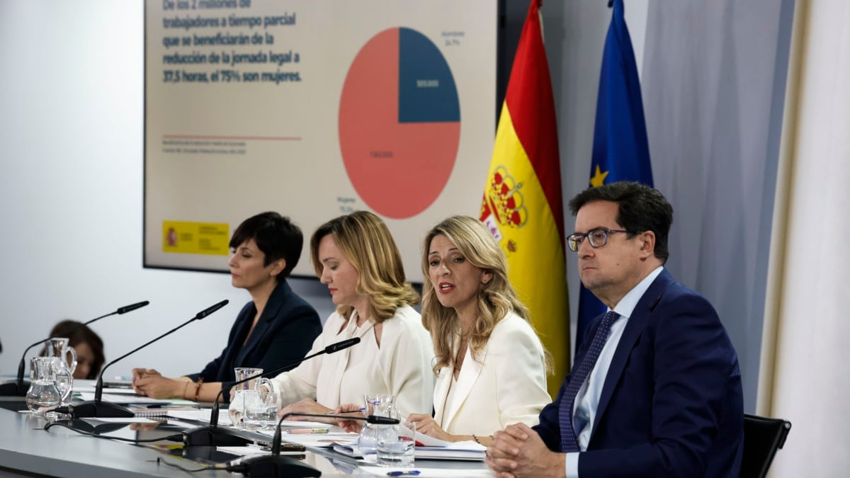 MADRID, 06/05/2025.- La vicepresidenta segunda y Ministra de Trabajo y Economía Social, Yolanda Díaz, junto a la portavoz y ministra de Educación, Formación Profesional y Deportes, Pilar Alegría (2i); la ministra de Vivienda y Agenda Urbana, Isabel Rodríguez (i), y el ministro de Transformación Digital, Óscar López, durante la rueda de prensa posterior a la reunión del Consejo de Ministros, este martes. EFE/J.J. Guillén