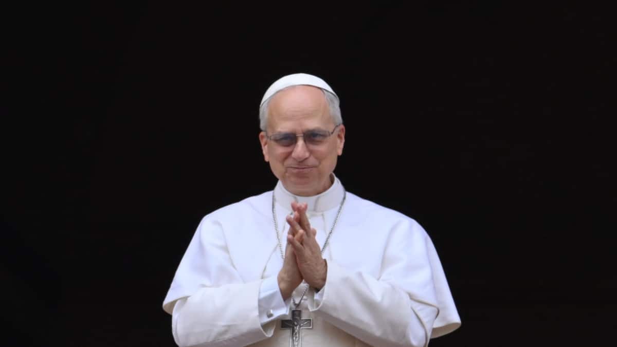 León XIV se dirige a los fieles desde el Vaticano.